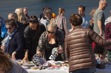 Hafta sonu bit pazarından bir sahne. Bit pazarında alışveriş nesneleri popüler bir hobi. Stok İmajı. 