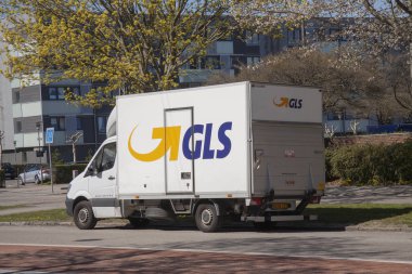 Gls teslimat minibüsü bir sokakta park. 