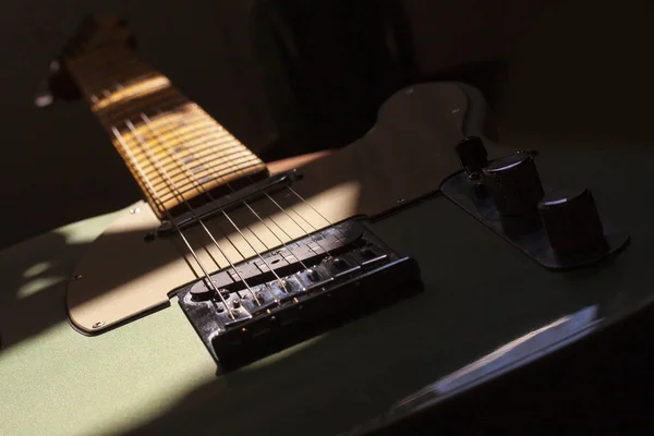 Guitarra Elétrica Iluminação Criativa Com Sombras Imagem Close — Fotografia de Stock