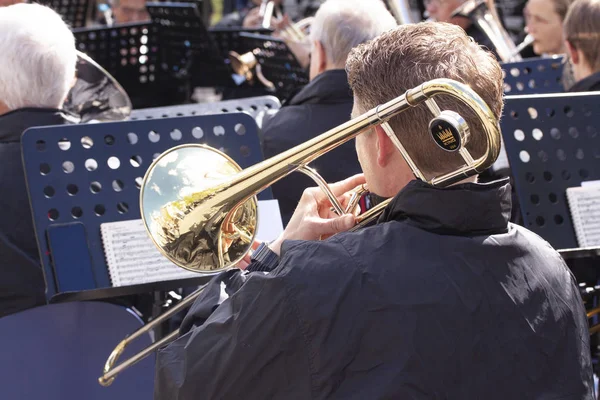 Kasabanın pazar meydanında dışarıda çalan bir bandodan müzisyenler. Kopenhag, Danimarka - 4 Mayıs 2019.