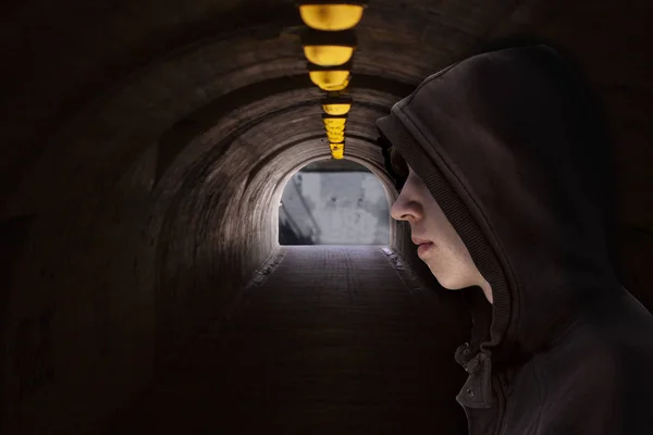 Pojke Med Huva Stående Mörk Underjordisk Passage Med Gula Glödlampor — Stockfoto