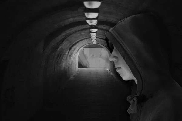 Karanlık Tünelde Kapüşonlu Genç Bir Çocuk Siyah Beyaz Resim — Stok fotoğraf