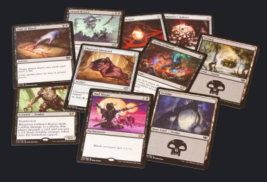 Oyun Magic Kartları: siyah arka plan üzerinde Gathering. Magic çeşitli kural biçimlerinde iki veya daha fazla oyuncu tarafından çalınabilir.
