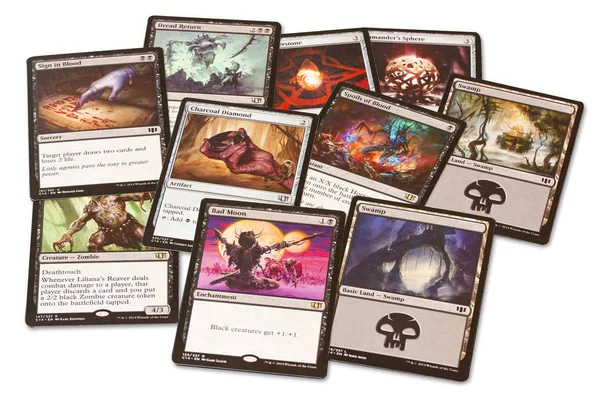 Oyun Magic Kartları: Beyaz arka plan üzerinde Gathering. Magic çeşitli kural biçimlerinde iki veya daha fazla oyuncu tarafından çalınabilir.