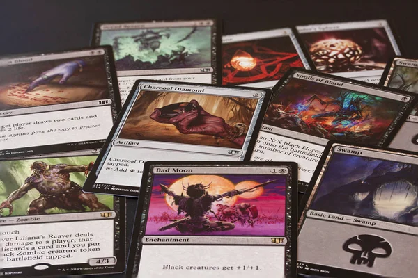 Oyun Magic Kartları: Toplama. Magic çeşitli kural biçimlerinde iki veya daha fazla oyuncu tarafından çalınabilir.