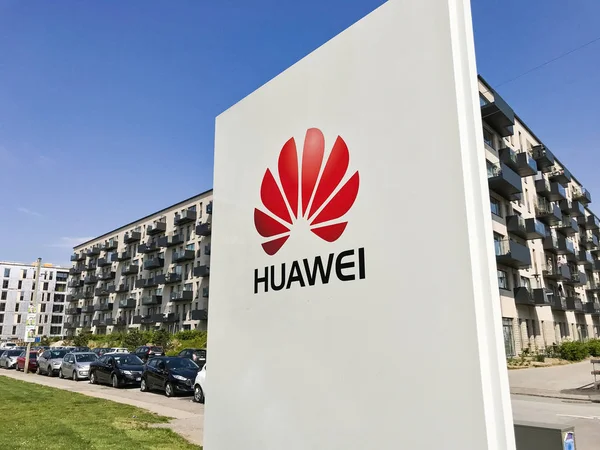 Huawei Logotype White Panel Sign Clear Blue Sky Modern Buildings — Stock Photo, Image