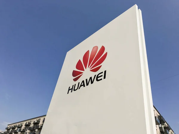 Huawei Logotype White Panel Sign Clear Blue Sky Copy Space — Stock Photo, Image