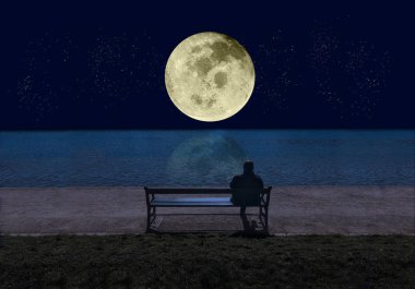 Gece deniz kenarındaki bir bankta oturan ve suda yansıyan yıldızları olan büyük parlayan dolunaya bakan adam. Nasa tarafından döşenmiş bu görüntünün elemanları - Resim 