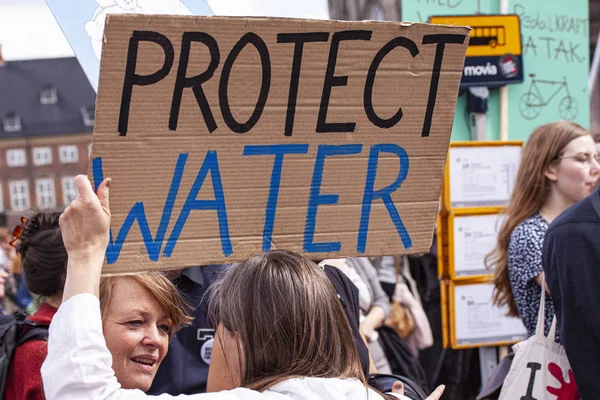 Demonstranti Protestanti Proti Klimatickým Změnám Nápisy Které Říkají Chraňte Vodu — Stock fotografie