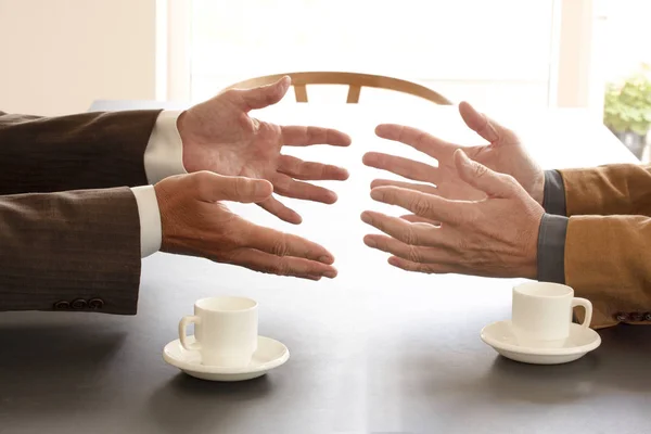 Manos Dos Hombres Negocios Conversando Junto Escritorio Dos Tazas Café — Foto de Stock