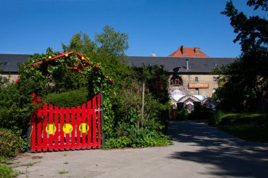 Görüntü Freetown Christiania 'dan, kasıtlı bir anarşist ve kısmen özerk bir toplumdan, esrar ve esrar alabileceğiniz bir yerden. Turistlerin ilgi odağı. Kopenhag, Danimarka - 28 Mayıs 2020.