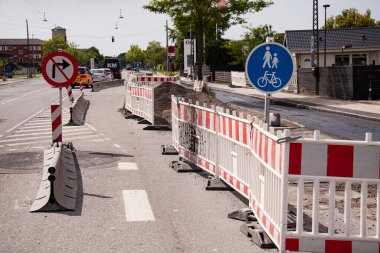 Yol işaretleri ve yol çalışması yolu kısmen kapatıyor. Sağa dönmeyin, sadece yayalar ve bisiklet işaretleri var. Kopenhag, Danimarka - 9 Haziran 2020.