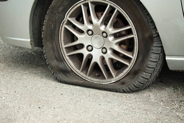 Flat Car Tyre Damaged Wheel Rim Close Side View — Stock Photo, Image