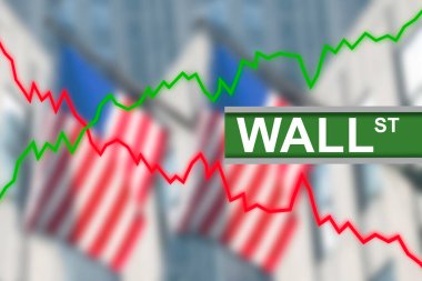 Borsanın yükseldiğini ve alçaldığını gösteren yeşil çizgili Wall Street levhası. Manhattan, New York 'taki binalardan sarkan Amerikan bayraklarının bulanık arkaplanı. Kazan ya da kaybet kavramı.