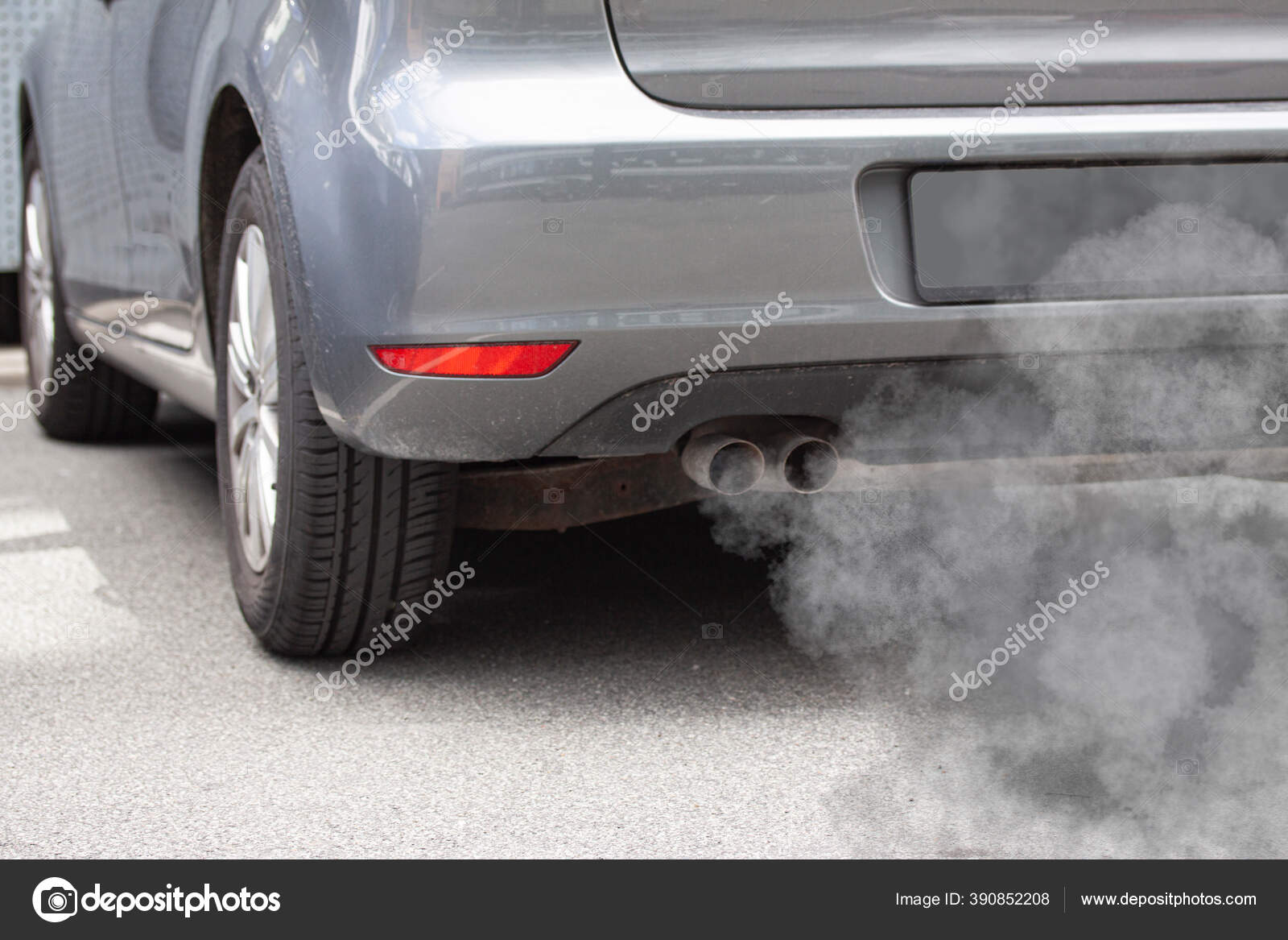 Tubo Escape Coche Que Sopla Contaminación Parte Posterior Coche Gris:  fotografía de stock © oleschwander #390852208