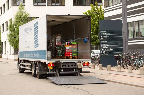 装有尾门装载机的送货卡车在办公楼前打开 丹麦哥本哈根 2020年7月10日 — 图库照片