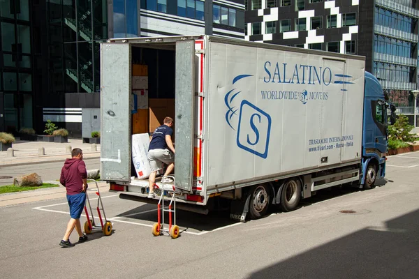 送货人员在一幢办公楼前使用手推车卸下装有尾门的意大利卡车 丹麦哥本哈根 2020年7月21日 — 图库照片