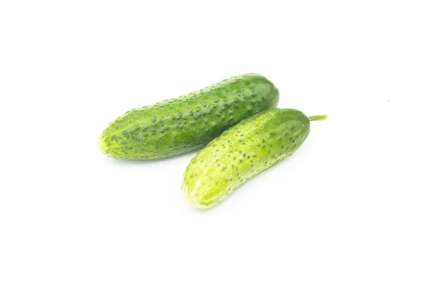 Dos pepinos maduros verdes frescos enteros, ingrediente de la ensalada, objeto aislado sobre fondo blanco — Foto de Stock