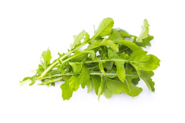 Taze organik yeşil rukkola, rucola veya roka, yığın, salata yaprakları, beyaz arka plan üzerinde izole
