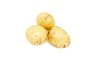 Üç genç ham patates, organik sebze, yığını beyaz arka plan üzerinde izole gıda nesne