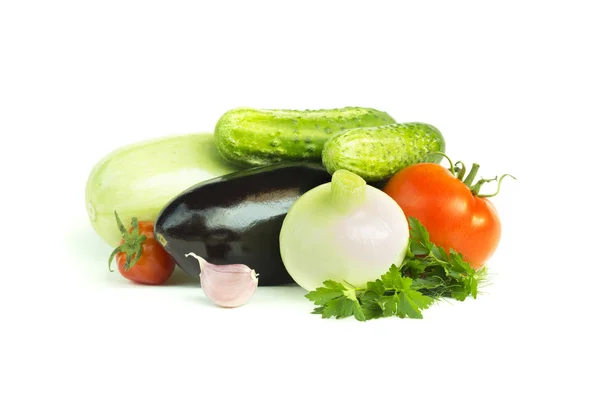 Verse groenten. Aubergines, tomaten, ui, courgette, komkommer, knoflook, peterselie, voedselingrediënten, geïsoleerd op wit — Stockfoto