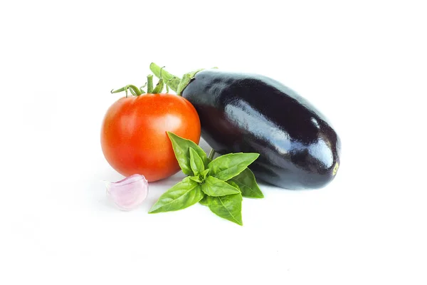 Verse groenten. Aubergine, tomaat, knoflook, groene basilicum. Ratatouille voedselingrediënten, zomer oogst, geïsoleerd op wit — Stockfoto