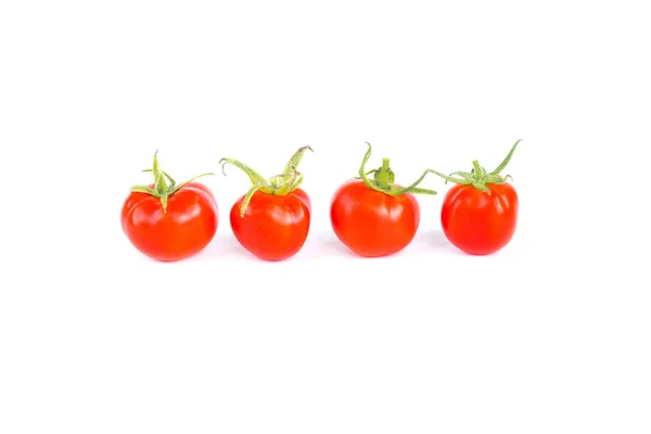 Cztery świeże soczyste czerwone Pomidory czereśniowe w linii, składnik żywności ekologicznej, bliska, izolowana na białym tle — Zdjęcie stockowe