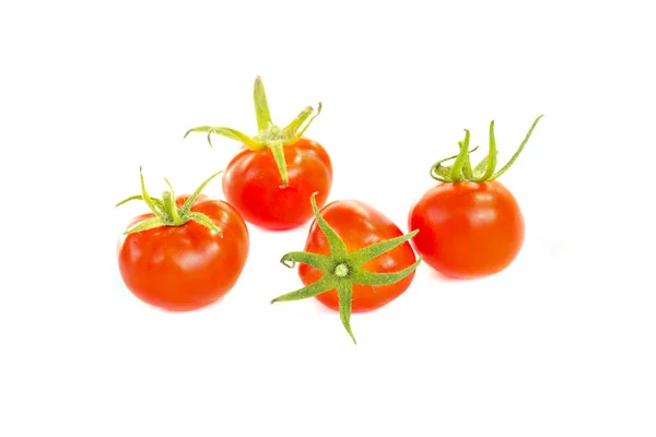 Quatro tomates cereja vermelho suculento fresco, ingrediente de comida orgânica, close-up, isolado no fundo branco — Fotografia de Stock