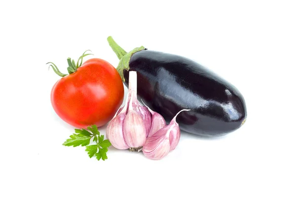 Groep van verse groenten. Aubergine, tomaat, knoflook, peterselie. Voedingsmiddelen en nieuwe voedselingrediënten, samenstelling, oogst, geïsoleerd op wit — Stockfoto