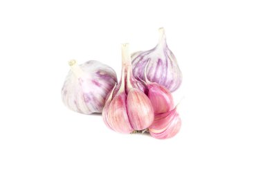 Grup mor Çiğ sarımsak closeup, üç sebze, gıda maddeleri, beyaz arka plan üzerinde izole