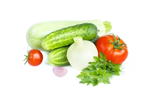 Verse groenten. Tomaten, ui, courgette, komkommer, knoflook, peterselie, voedselingrediënten, geïsoleerd op wit — Stockfoto