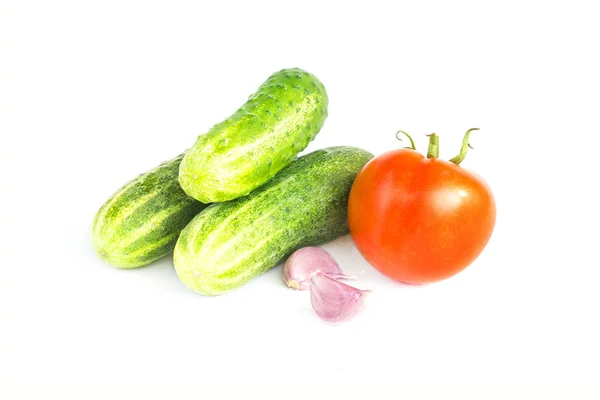 Verduras frescas. Pepinos verdes enteros, tomates rojos, ajo. Ingredientes de ensalada, cosecha aislada sobre fondo blanco — Foto de Stock