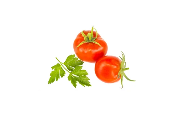 Dos jugosos tomates rojos cereza frescos con hoja de perejil verde, ingrediente alimenticio orgánico, de cerca, aislados en blanco —  Fotos de Stock