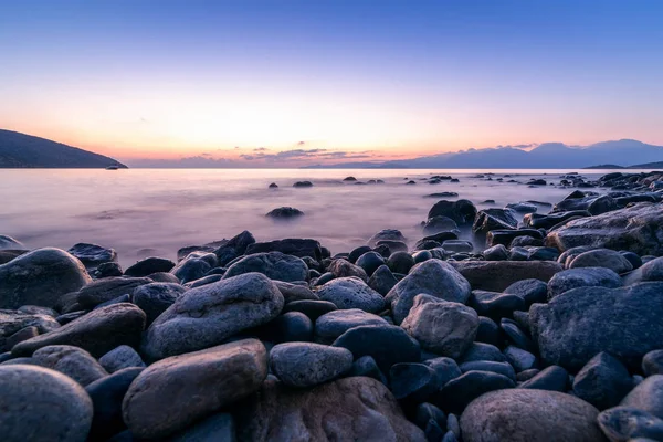 在日出时 地中海海水中的石头长时间裸露的照片 希腊克里特 — 图库照片