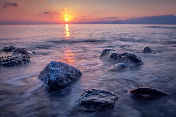 Dlouhé Exponované Fotografie Kamenů Vodě Středozemního Moře Východ Slunce Kréta — Stock fotografie