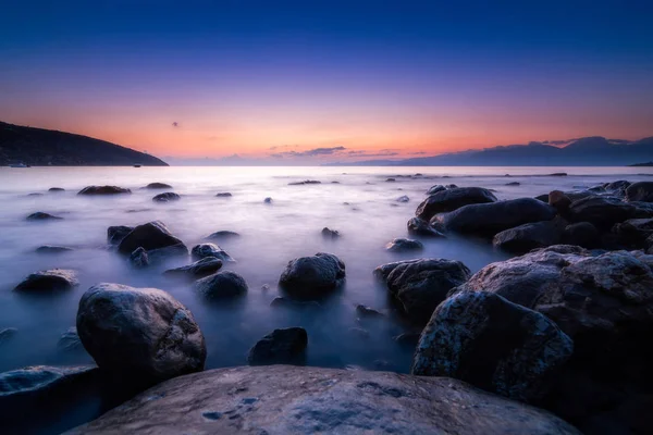 在日出时 地中海海水中的石头长时间裸露的照片 希腊克里特 — 图库照片