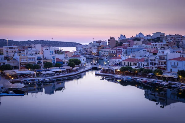 Agios Nikolaos Kreta Griekenland September 2016 Lake Voulismeni Met Restaurants Stockfoto