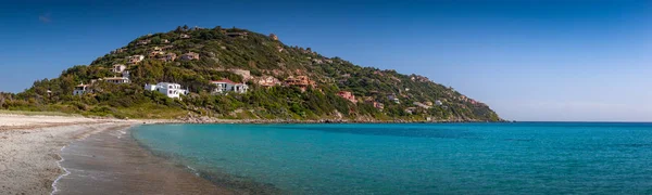 Villen auf einem Hügel nahe dem kristallklaren Mittelmeer. Sardinen, i — Stockfoto