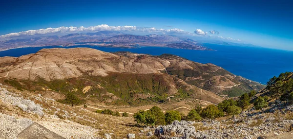 Vista Aérea Sobre Montanhas Para Estrada Rural Mar Jónico Pantokrator — Fotografia de Stock