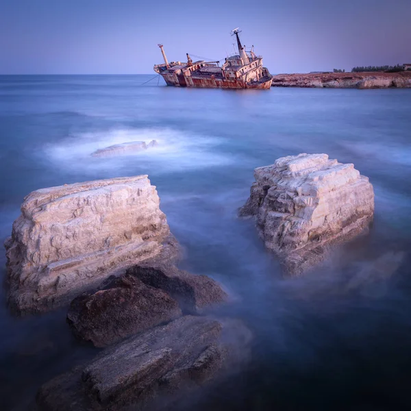 被遗弃的生锈船埃德罗三世附近的佩加亚，帕福斯，塞浦路斯在阳光下 — 图库照片