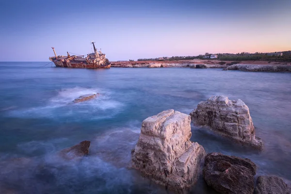 Övergivna rostiga skepp Edro III nära Pegeia, Paphos, Cypern på Sun Stockbild