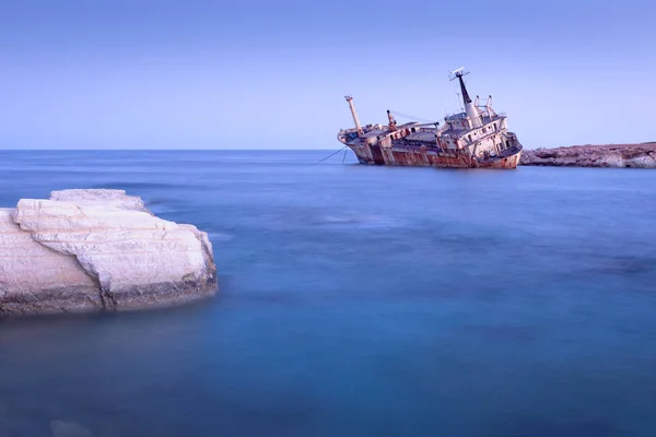 Заброшенное ржавое судно Edro III возле Пегеи, Пафос, Кипр на солнце Стоковое Фото