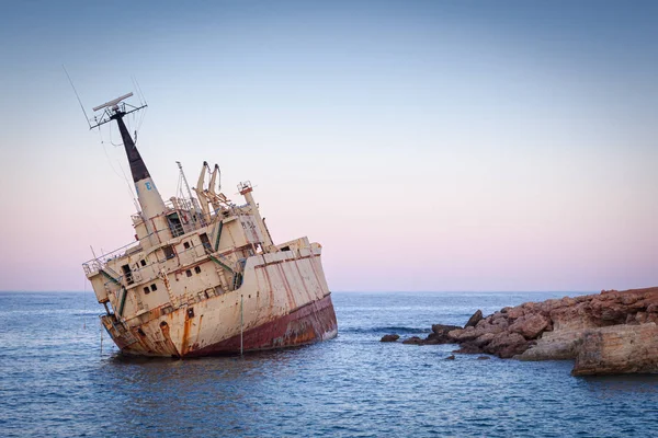 被遗弃的生锈船埃德罗三世附近的佩加亚，帕福斯，塞浦路斯在阳光下 图库图片