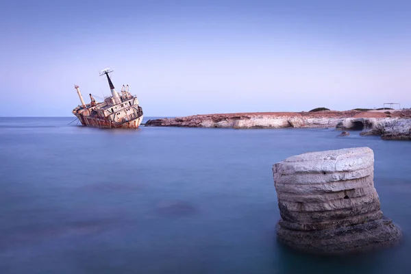 Покинутий іржавий корабель Edro III поблизу Pegeia, Пафос, Кіпр на сонці Стокове Фото