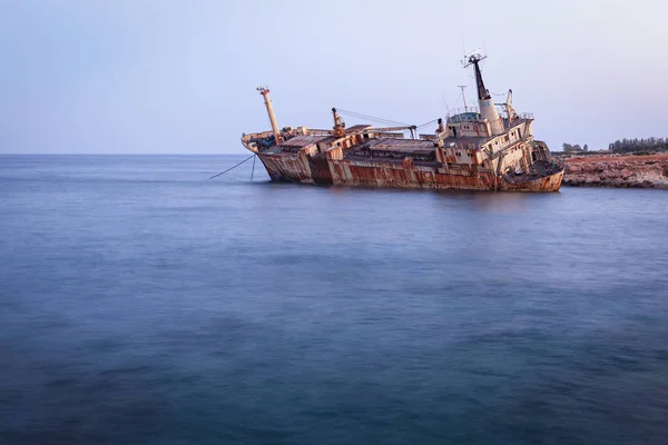 被遗弃的生锈船埃德罗三世附近的佩加亚，帕福斯，塞浦路斯在阳光下 免版税图库照片
