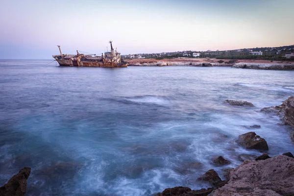 被遗弃的生锈船埃德罗三世附近的佩加亚，帕福斯，塞浦路斯在阳光下 免版税图库图片