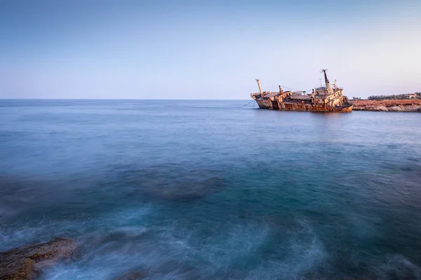 Заброшенное ржавое судно Edro III возле Пегеи, Пафос, Кипр на солнце Лицензионные Стоковые Фото