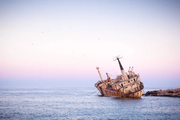 Pegeia yakınlarındaki Terk edilmiş paslı gemi Edro III, Baf, Kıbrıs güneşte Stok Resim