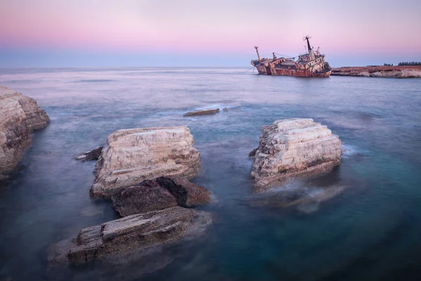 Покинутий іржавий корабель Edro III поблизу Pegeia, Пафос, Кіпр на сонці Ліцензійні Стокові Зображення