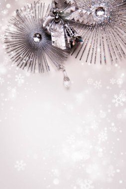 Beyaz üzerine pembe renkler çizilmiş Noel dekoru